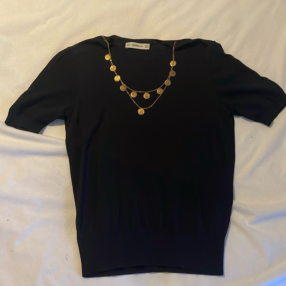 Cute knit top with built in necklace